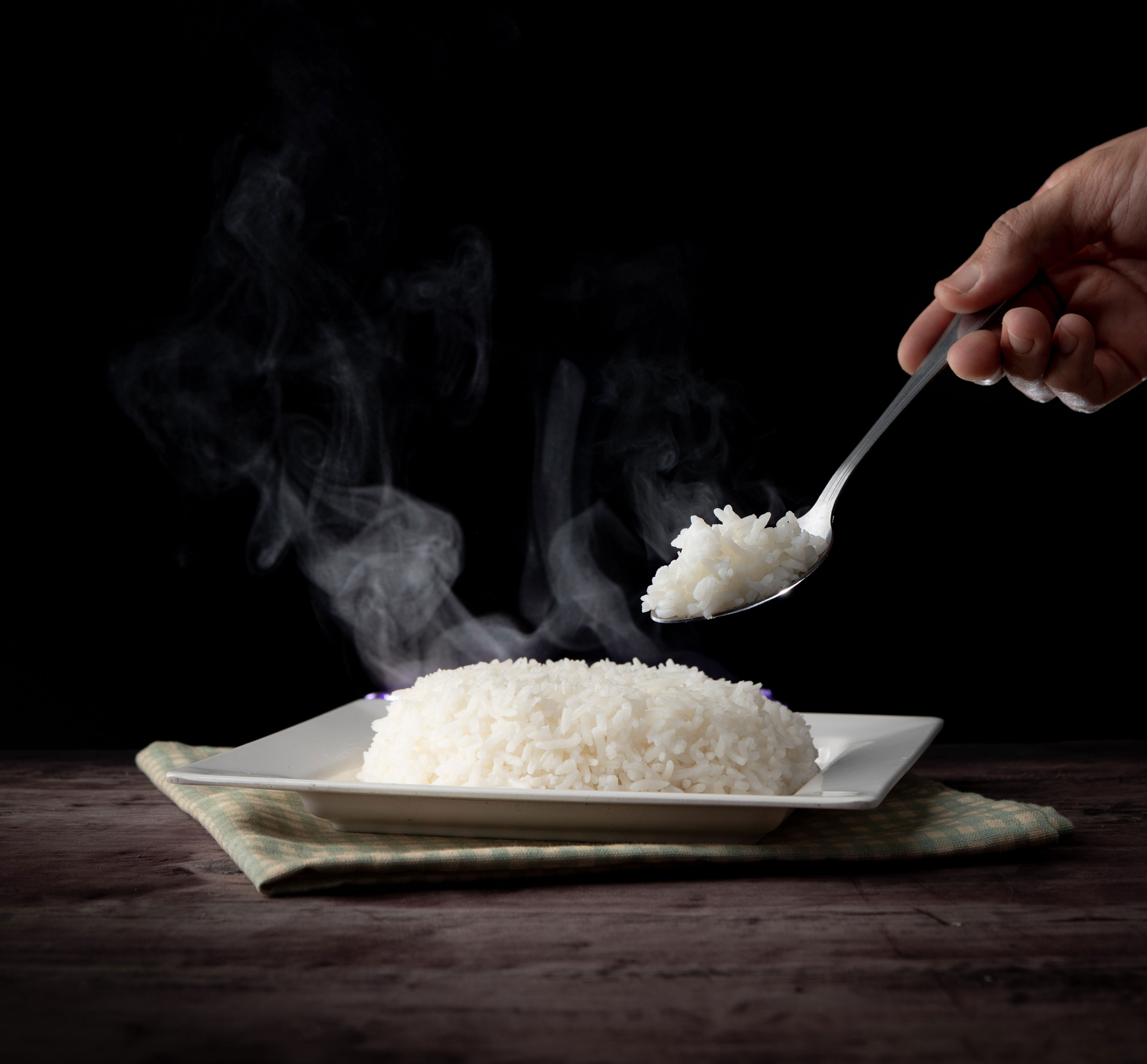 吃不完的食物请趁热放进冰箱，越快越安全