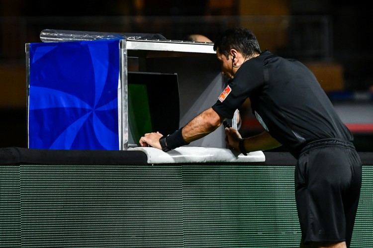 裁判因VAR能力退化？记者：这指控太过分，大家都知误判可能出现