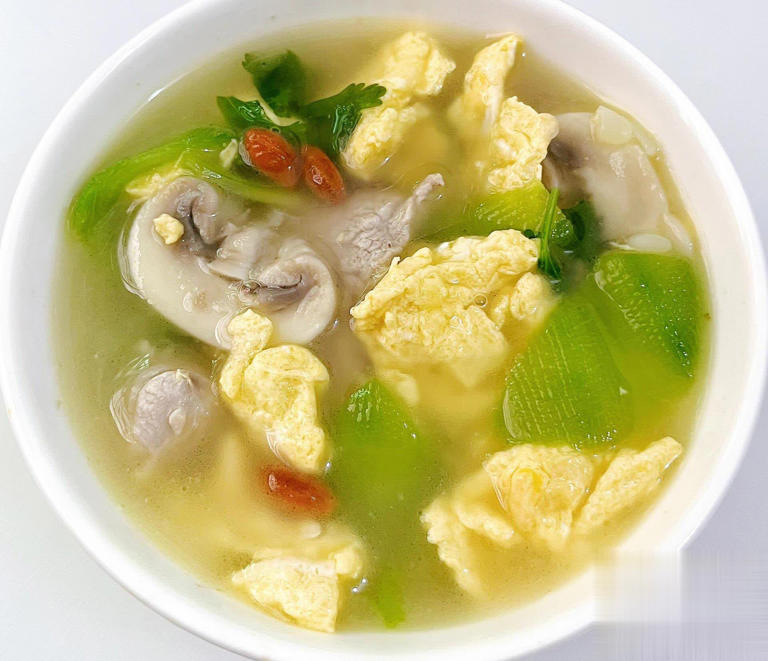家常蘑菇汤这样做，鲜香入味、清爽开胃，营养健康不油腻