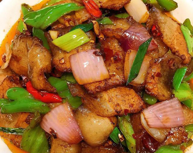川菜大厨教你酱爆肉的家常做法，肥而不腻，下酒又下饭，做法简单