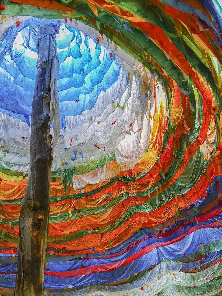 风是什么样的呢？  是《傲慢与偏见》里伊丽莎白裙摆的飞扬？还是《呼啸山庄》里拍打在凯瑟琳面颊上的发丝？又或者是《丹麦女孩》晨光乍现后莉莉飞扬于赤空下的丝巾？ 当风拂过四季轮回，掠过海浪和火焰，吹散雨后山谷弥漫的晨雾，扬起南法夏日午后晾晒