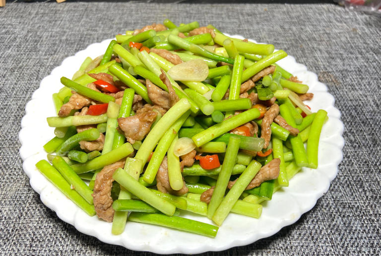 炒蒜苔时，焯水和直接下锅都不对，教你一招，蒜苔脆绿入味，真香