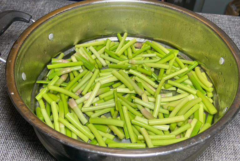 炒蒜苔时，焯水和直接下锅都不对，教你一招，蒜苔脆绿入味，真香