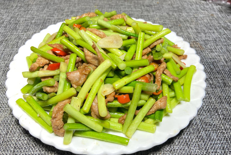 炒蒜苔时，焯水和直接下锅都不对，教你一招，蒜苔脆绿入味，真香