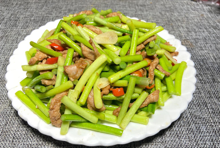 炒蒜苔时，焯水和直接下锅都不对，教你一招，蒜苔脆绿入味，真香
