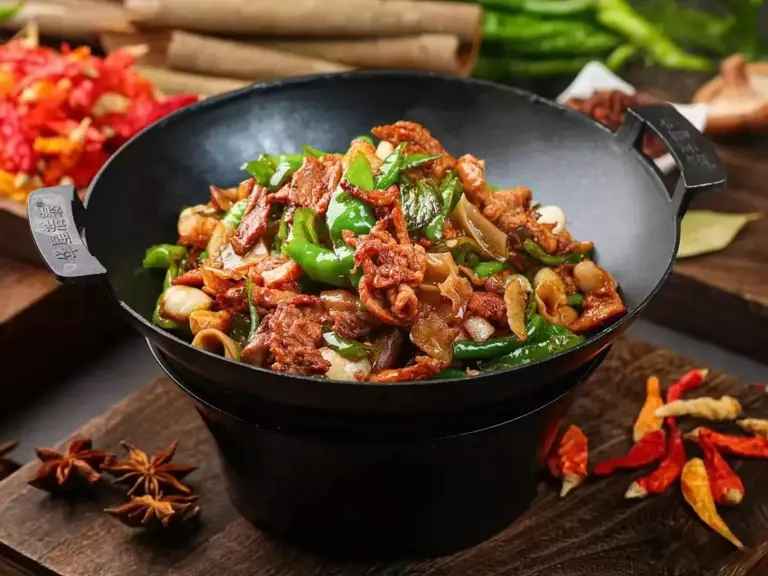 青椒炒五花肉：一口锅搞定下饭神菜！油脂与脆爽的完美二重奏