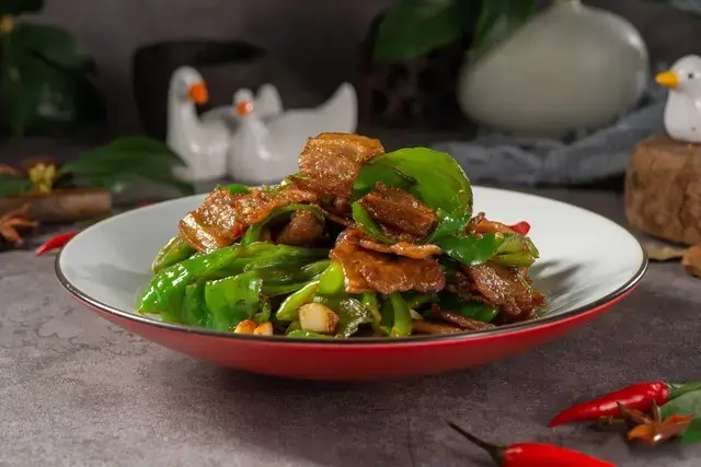 青椒炒五花肉：一口锅搞定下饭神菜！油脂与脆爽的完美二重奏
