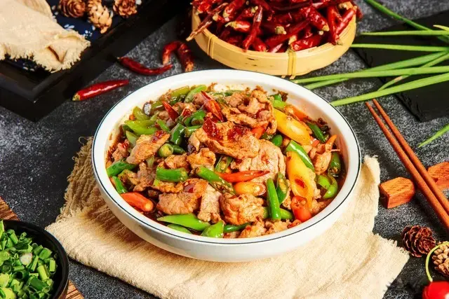 青椒炒五花肉：一口锅搞定下饭神菜！油脂与脆爽的完美二重奏