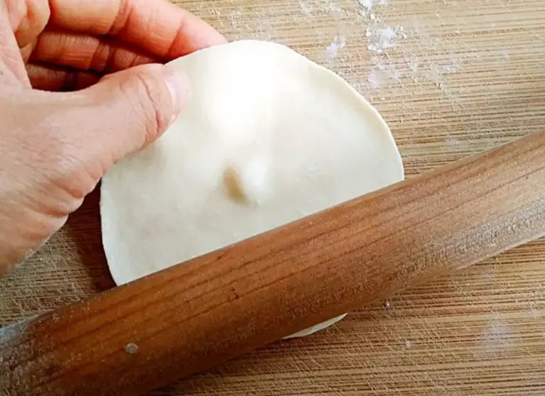 做韭菜盒子，用凉水还是开水和面？教你正确做法，皮薄馅香不发硬