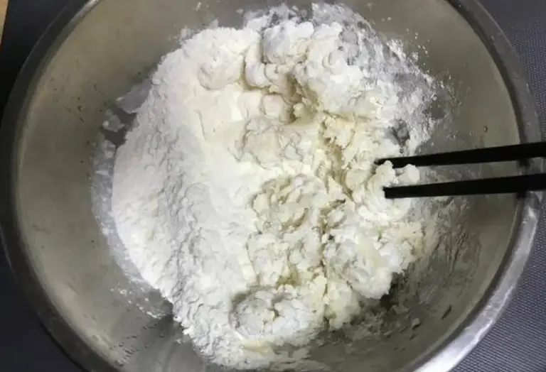 做韭菜盒子，用凉水还是开水和面？教你正确做法，皮薄馅香不发硬
