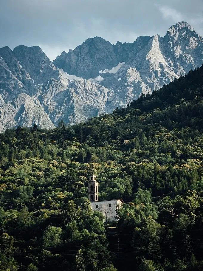 我生命里的每一条折痕都有山的形状