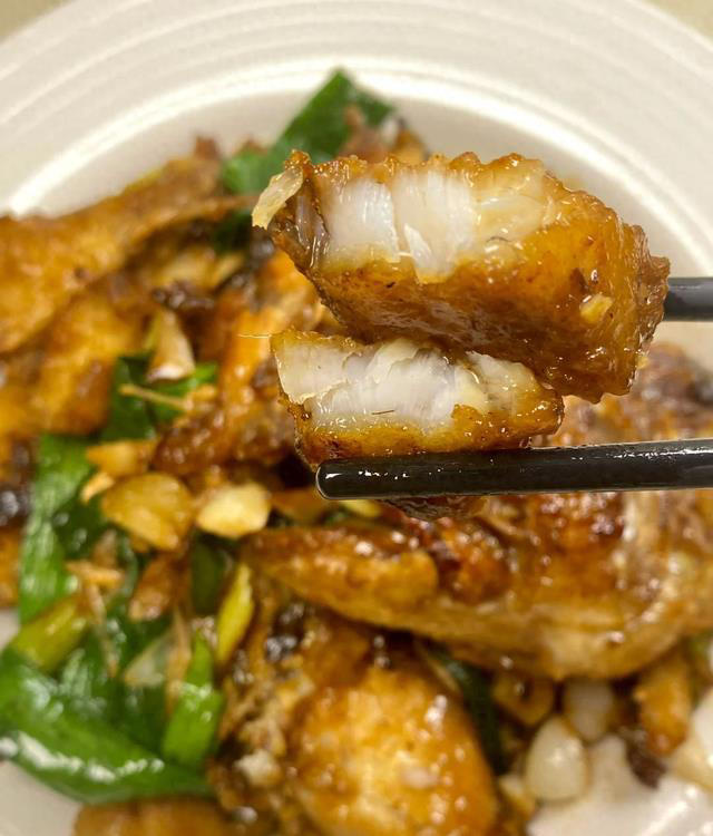 这才是生炒鲈鱼好吃的做法，用料简单，香味十足，下饭下酒都不错