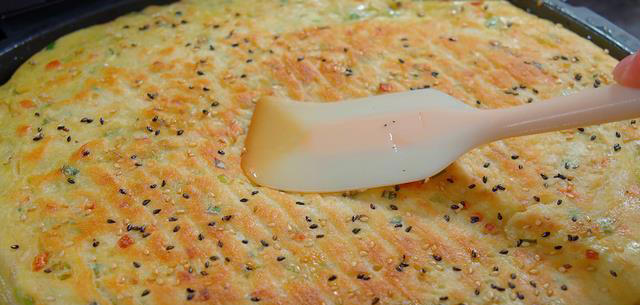 比包子油条还香的葱花饼，教你懒人做法，暄软咸香，营养又好吃