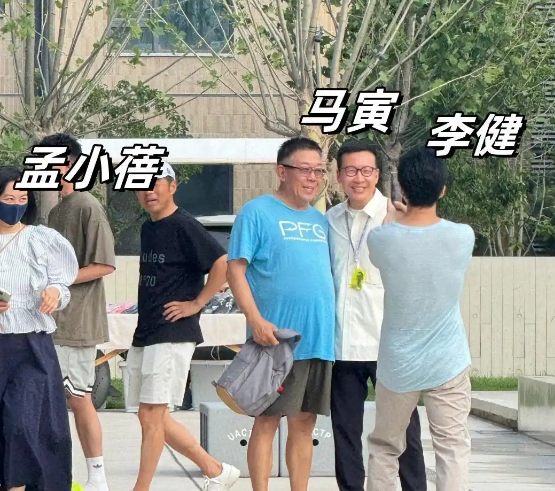 李健夫妇三亚被偶遇，46岁孟小蓓幸福肥一圈难掩气质，夫妻步伐一致超恩爱