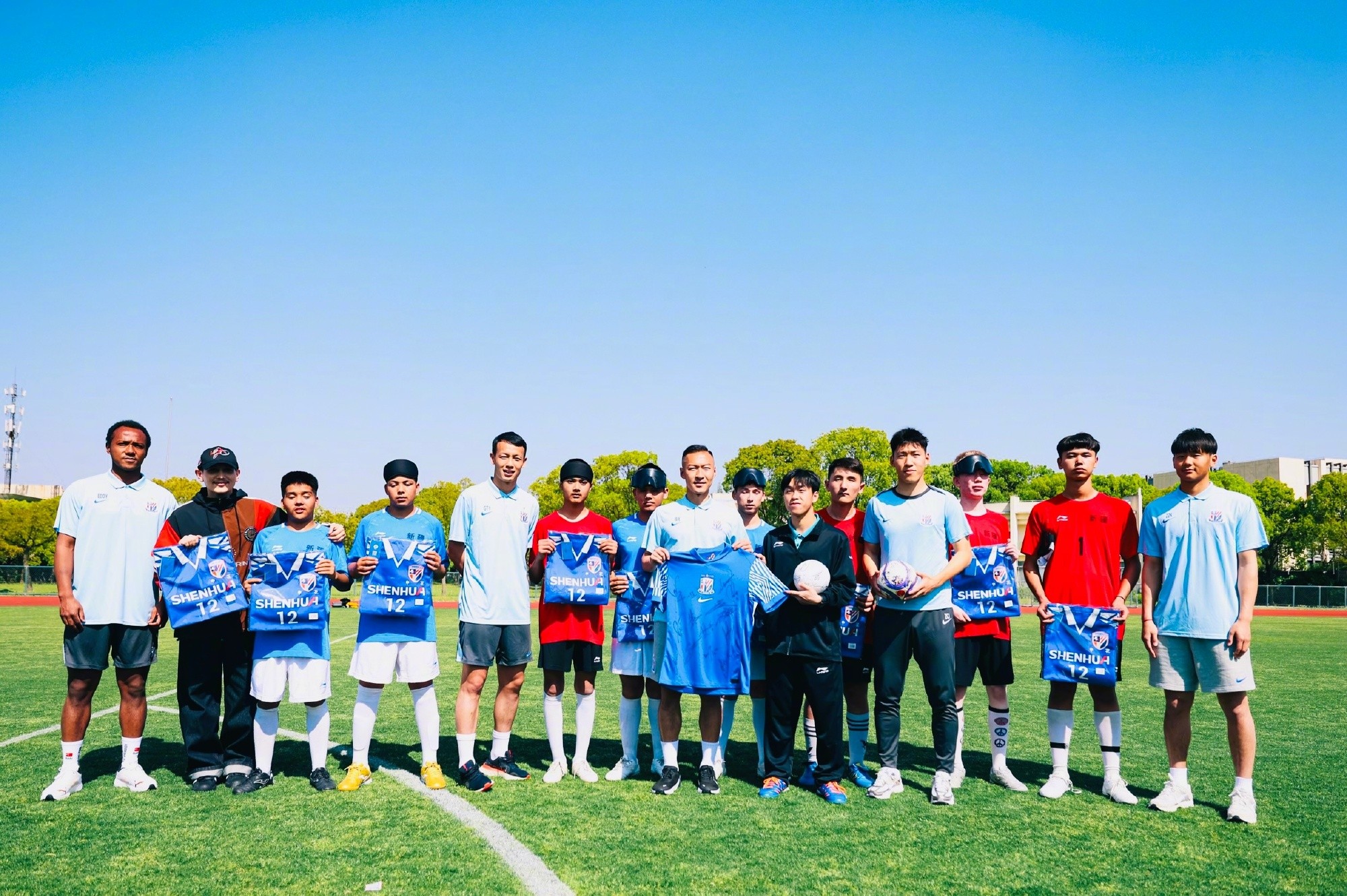  新疆盲童足球队到访康桥基地，吴曦、于汉超等人与他们互动 