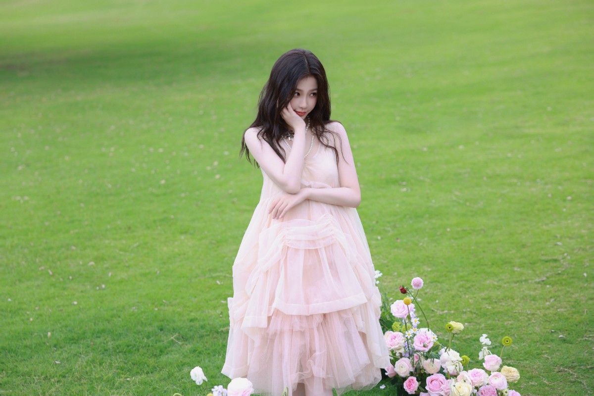 虞书欣春日精灵美出圈
