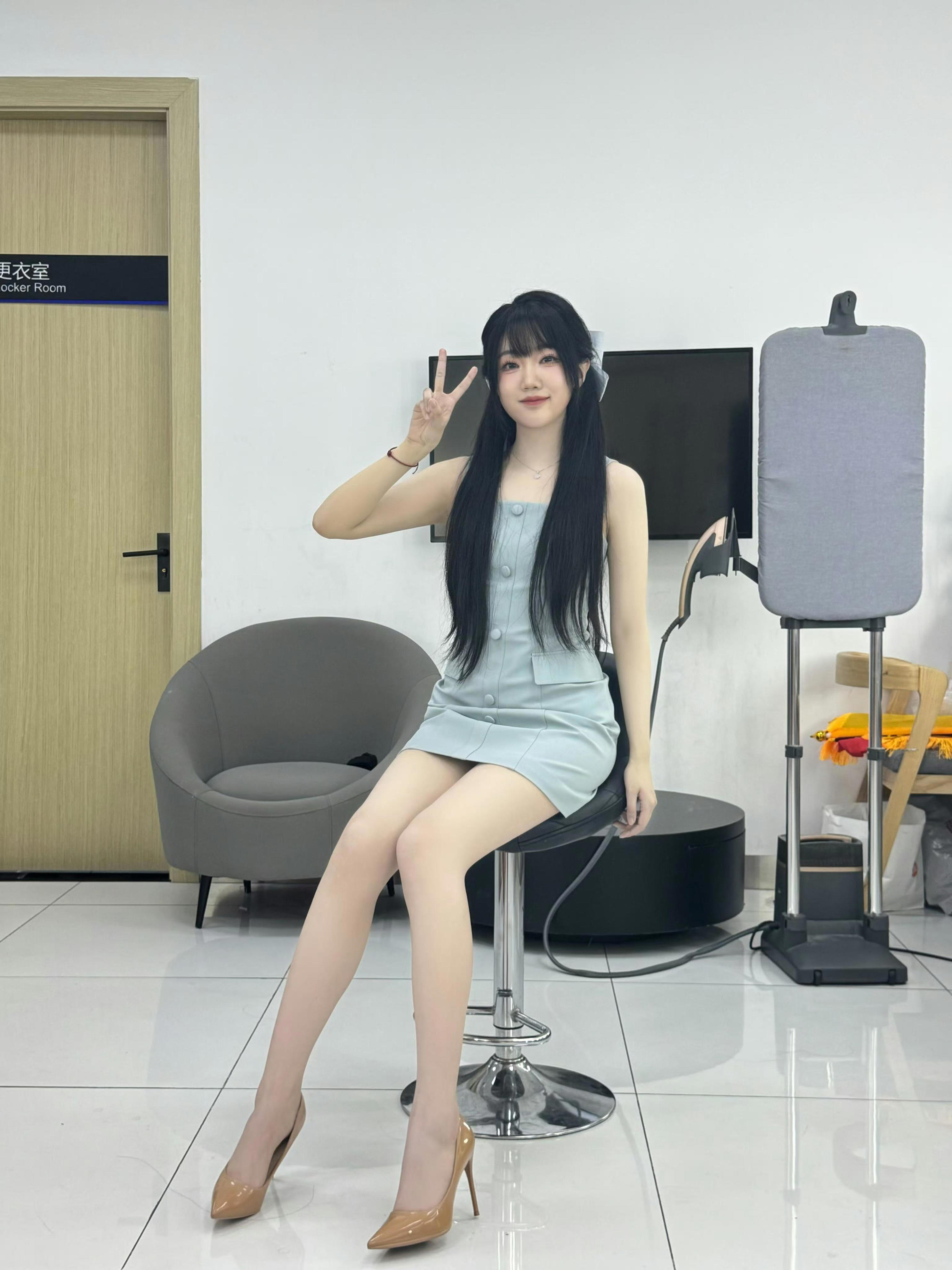 LPL官方主持十月分享自拍照：《纳尔的369》