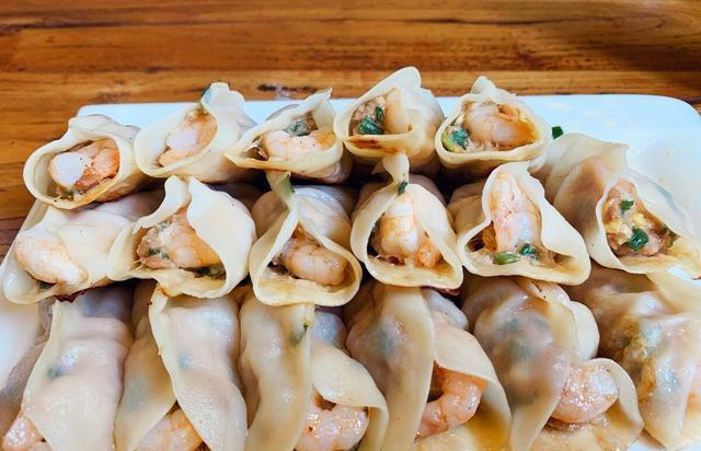 做锅贴有人用面水，有人用淀粉水，教你正确做法，个个鲜香酥脆