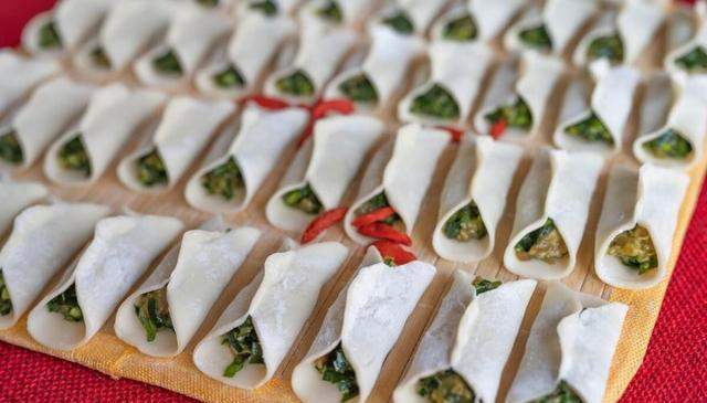 做锅贴有人用面水，有人用淀粉水，教你正确做法，个个鲜香酥脆