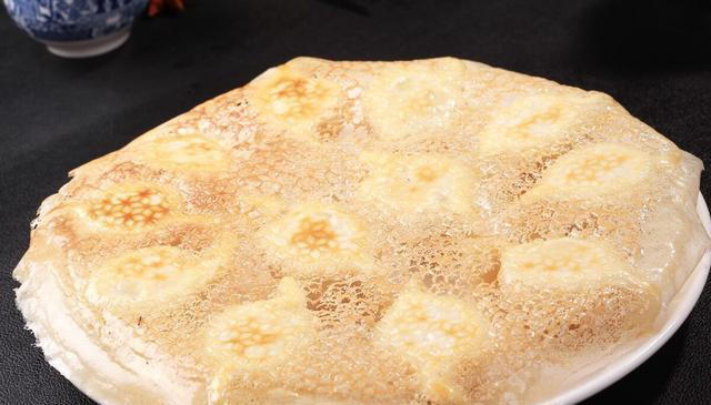 做锅贴有人用面水，有人用淀粉水，教你正确做法，个个鲜香酥脆