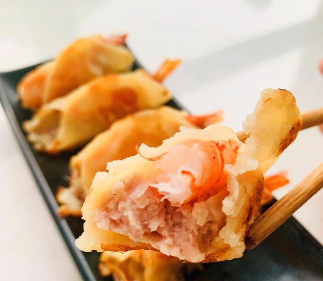 做锅贴有人用面水，有人用淀粉水，教你正确做法，个个鲜香酥脆