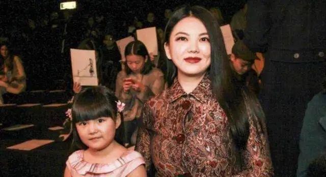 田亮叶一茜为17岁女儿庆生，森碟矫正下巴后青春漂亮