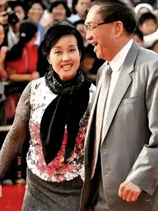 导演谢晋去世，刘晓庆提着一袋钱出席葬礼，直言：不要，我就撒大厅里！