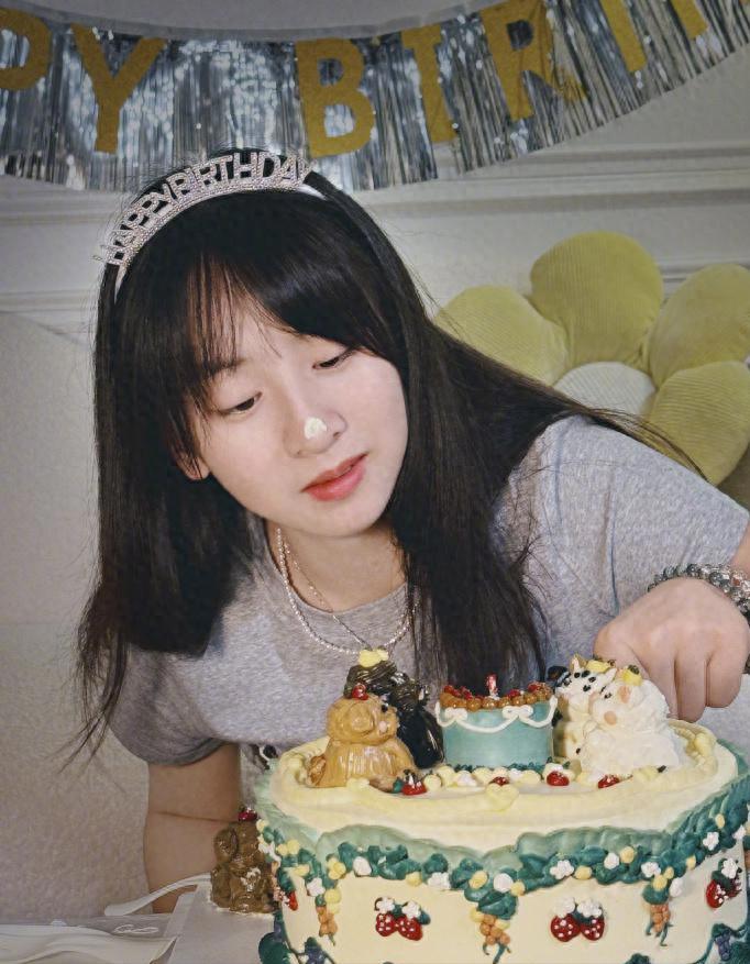 田亮叶一茜为17岁女儿庆生，森碟矫正下巴后青春漂亮