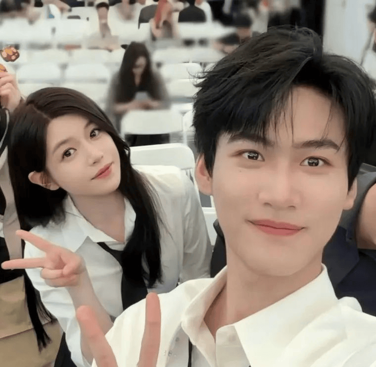 41岁陈妍希离婚后放得开！穿西装裙和小鲜肉商场牵手拍戏，相差20岁似同龄人!