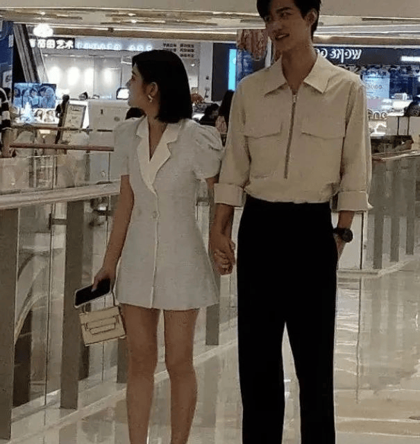 41岁陈妍希离婚后放得开！穿西装裙和小鲜肉商场牵手拍戏，相差20岁似同龄人!