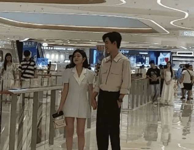 41歲陳妍希離婚后放得開！穿西裝裙和小鮮肉商場(chǎng)牽手拍戲，相差20歲似同齡人!