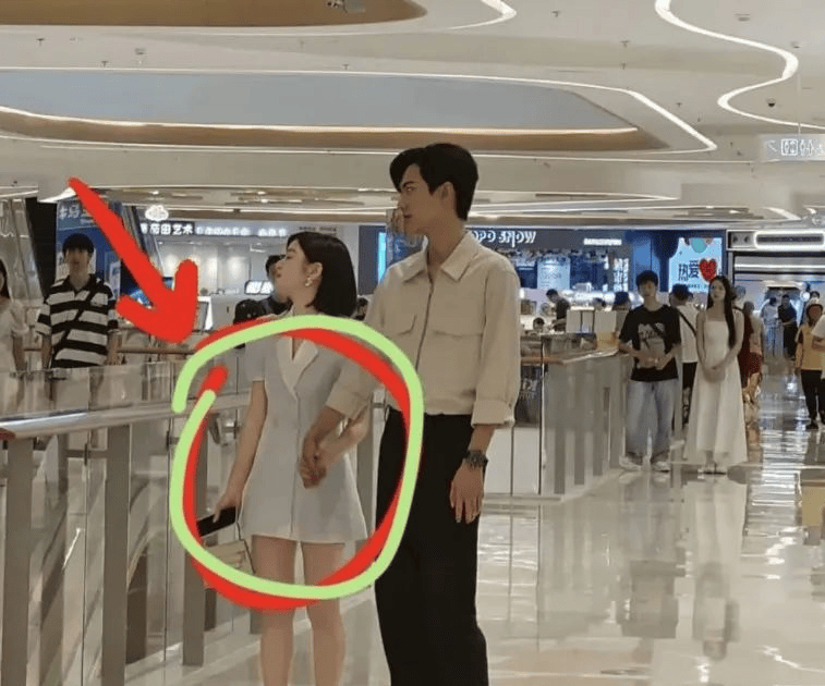 41歲陳妍希離婚后放得開！穿西裝裙和小鮮肉商場(chǎng)牽手拍戲，相差20歲似同齡人!