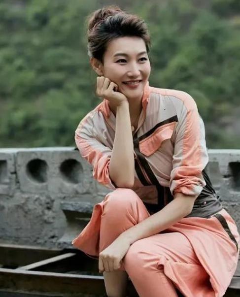 这4位央视女主持至今未嫁，她们人人都是美女，最大的年龄已59岁