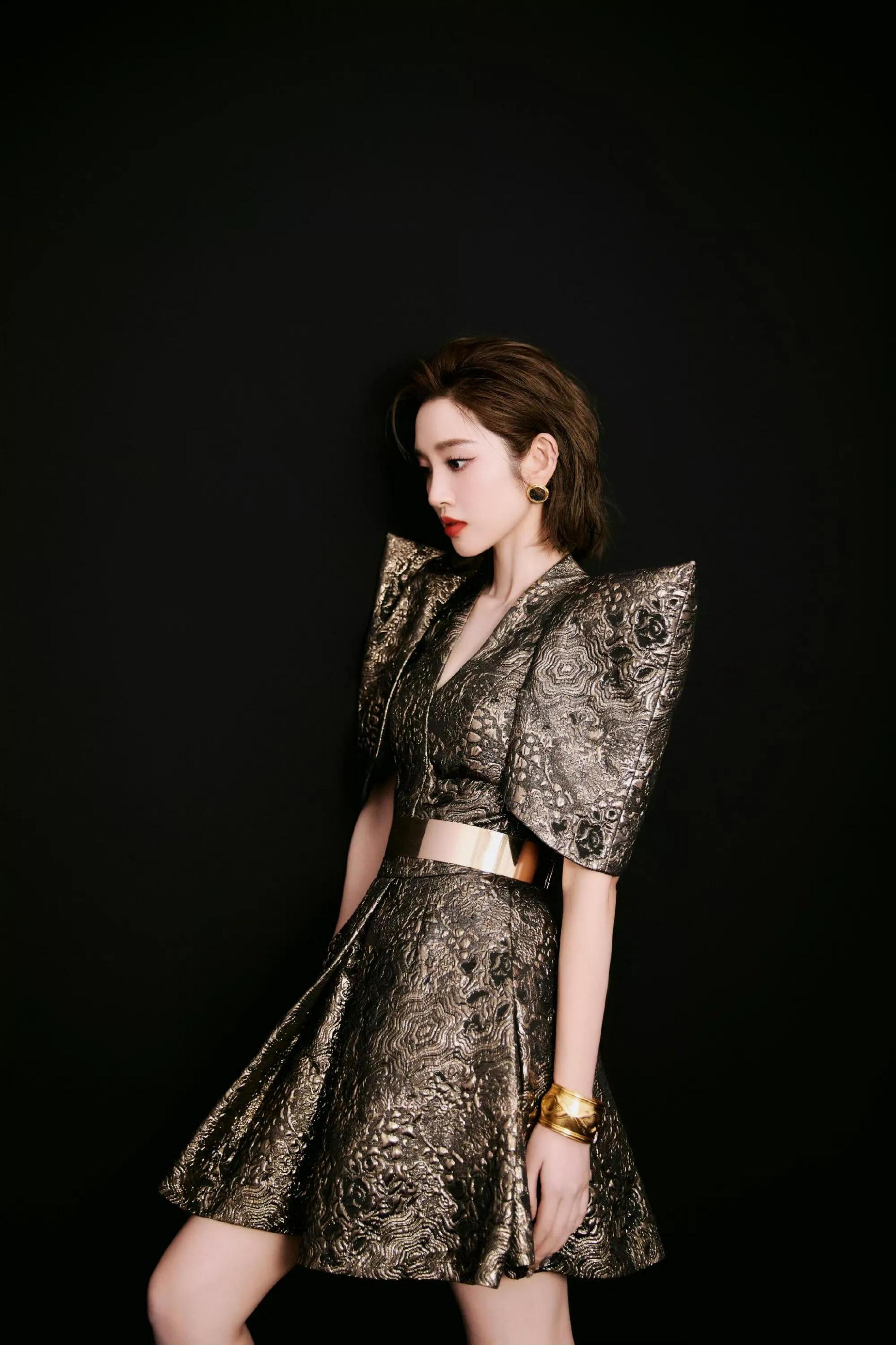 唐艺昕穿金色花纹连衣裙，似黑暗中绽放的金色幽灵