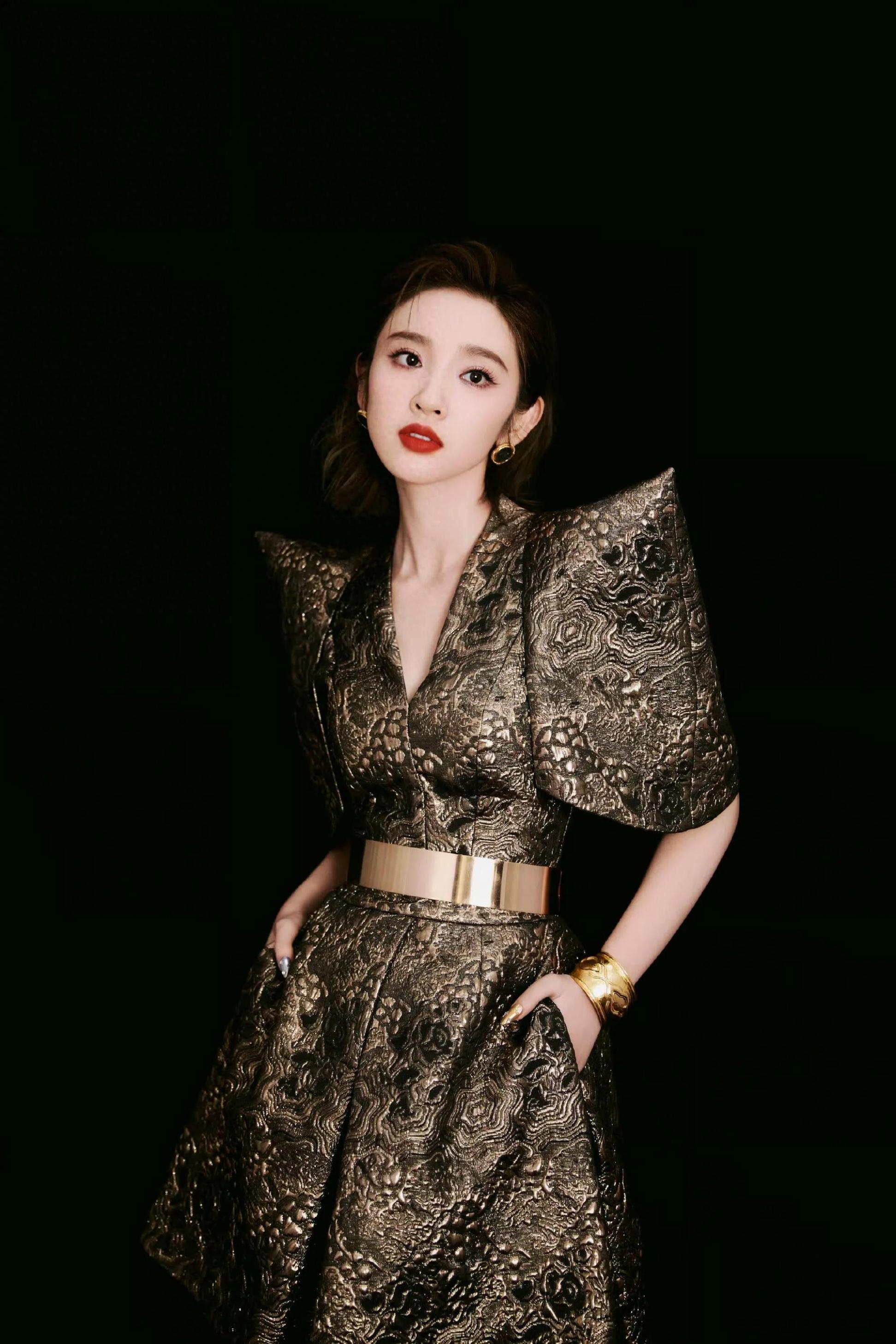 唐艺昕穿金色花纹连衣裙，似黑暗中绽放的金色幽灵
