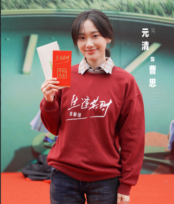 闫妮女儿颜值逆袭了，剪了短发自信大方酷似张小斐，又美又飒演技获好评