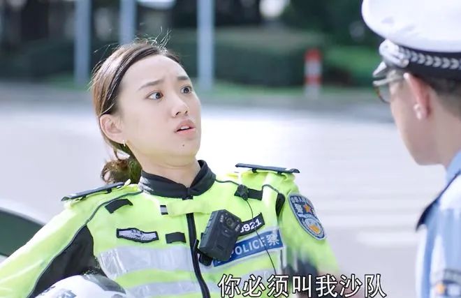 闫妮女儿颜值逆袭了，剪了短发自信大方酷似张小斐，又美又飒演技获好评