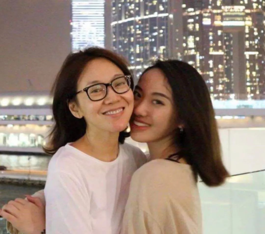 闫妮女儿颜值逆袭了，剪了短发自信大方酷似张小斐，又美又飒演技获好评