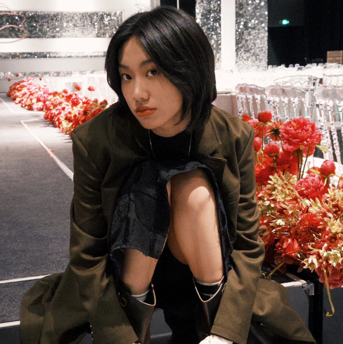 闫妮女儿颜值逆袭了，剪了短发自信大方酷似张小斐，又美又飒演技获好评