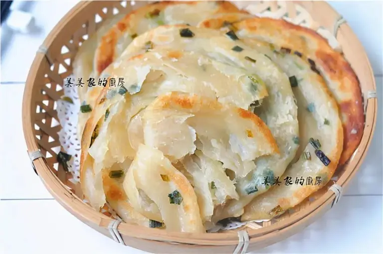 想吃葱油饼不用买，教你不用揉面的方子，香酥多层，轻松成功！