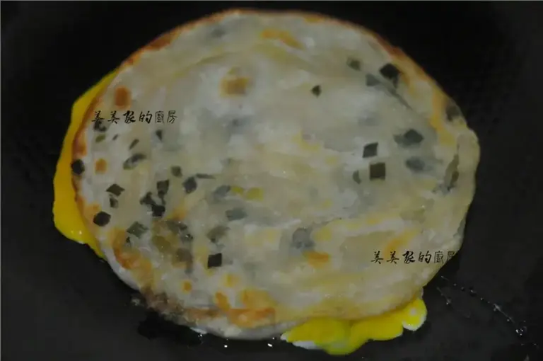 想吃葱油饼不用买，教你不用揉面的方子，香酥多层，轻松成功！
