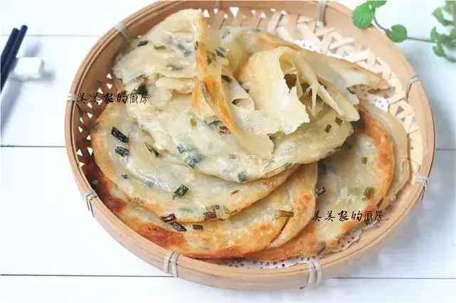 想吃葱油饼不用买，教你不用揉面的方子，香酥多层，轻松成功！