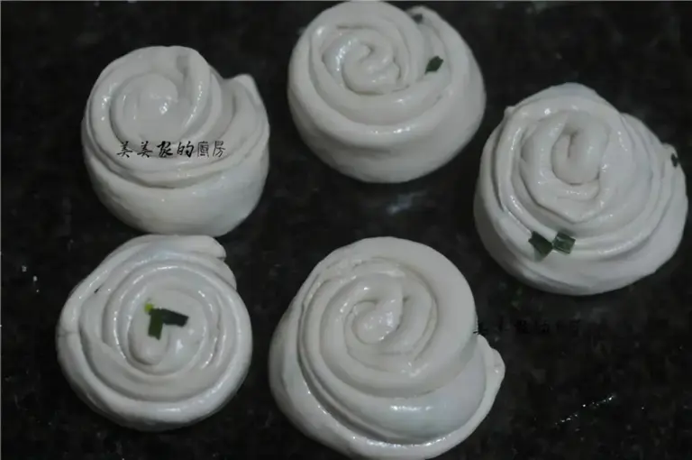 想吃葱油饼不用买，教你不用揉面的方子，香酥多层，轻松成功！