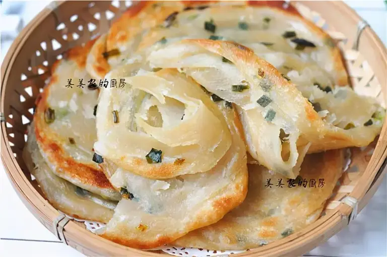 想吃葱油饼不用买，教你不用揉面的方子，香酥多层，轻松成功！