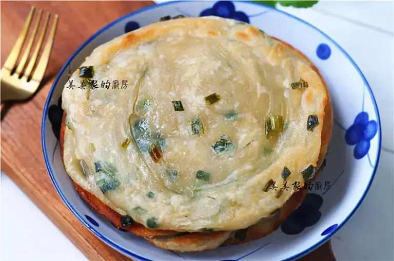 想吃葱油饼不用买，教你不用揉面的方子，香酥多层，轻松成功！