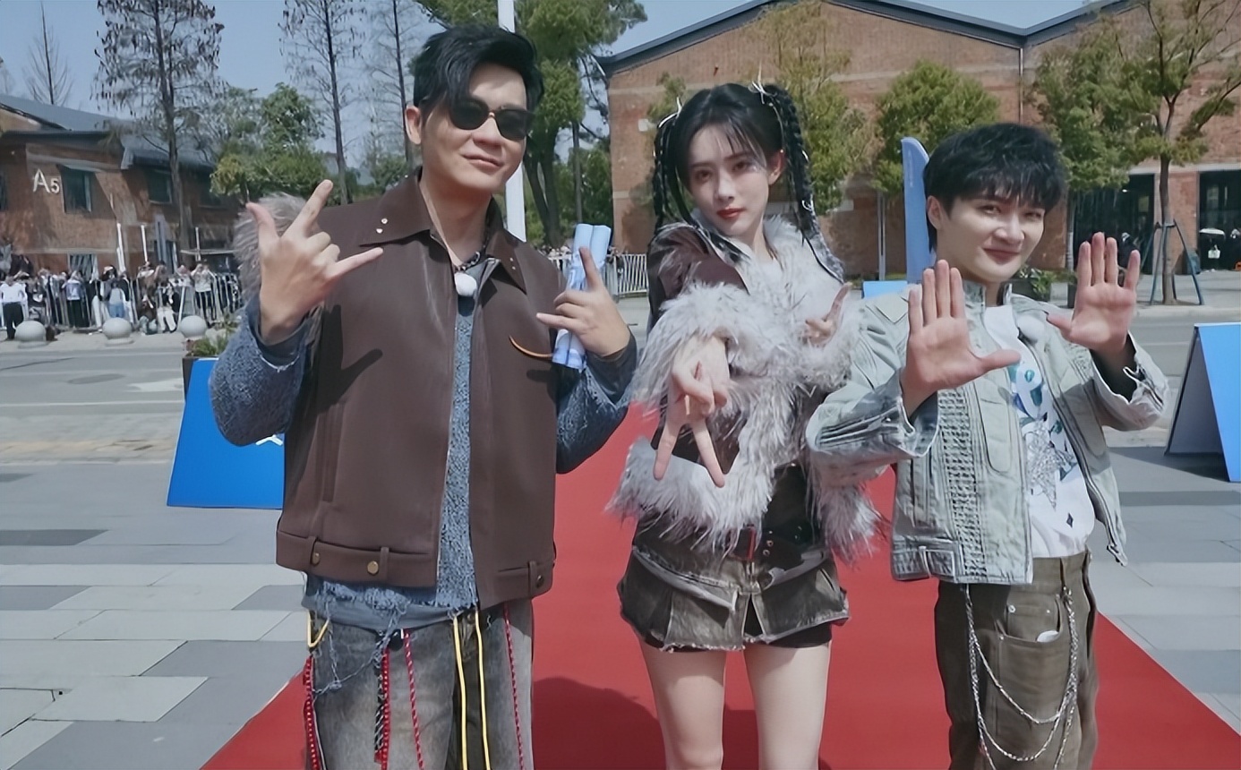 奔跑吧13首播满屏尴尬，新MC抢眼难掩游戏无聊