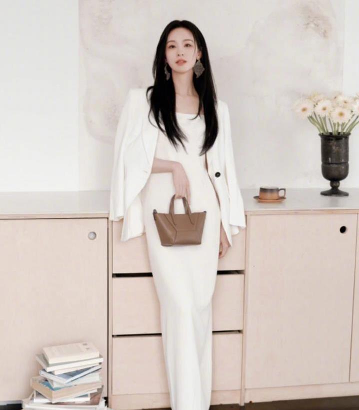 陳都靈新造型火爆全網，現代裝優雅翻倍，古裝劇女王要轉行？