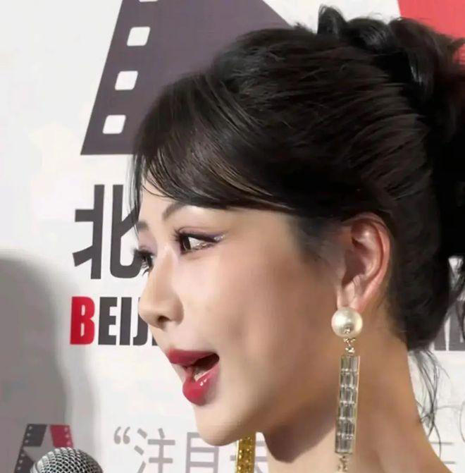 杨紫活动生图现脸僵，鼻型异常引猜测，过度医美是捷径还是歧途？