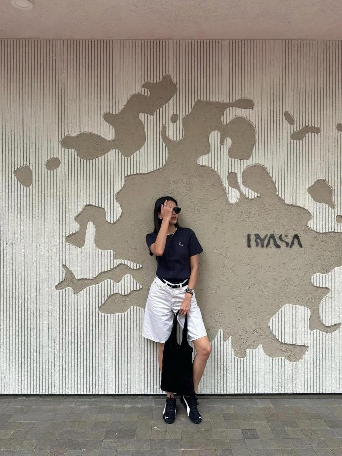ins時尚博主Queensia穿搭示范：如何打造吸睛時尚造型
