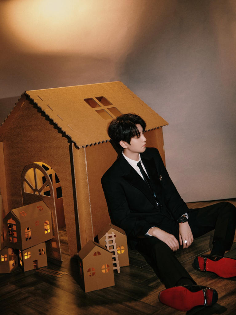 王俊凯西装吸睛力MAX